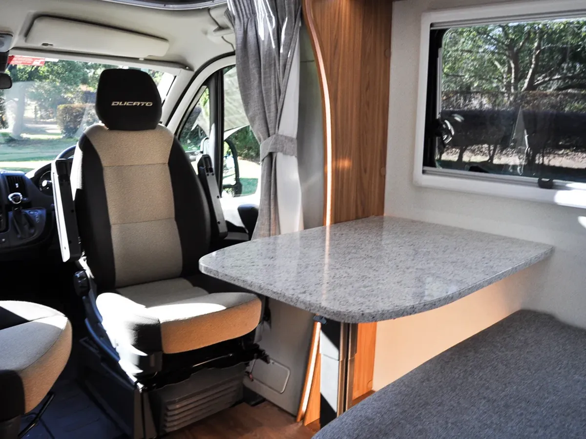 AR Premium Motorhome - Middle Dinette